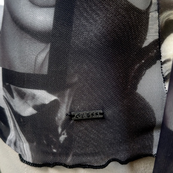 GUESS SHEER BLACK & WHITE MODEL PRINTS  LONG SLEEVE TOP - S - NWT !! 🖤💋🤍🔥 - Picture 5 of 12